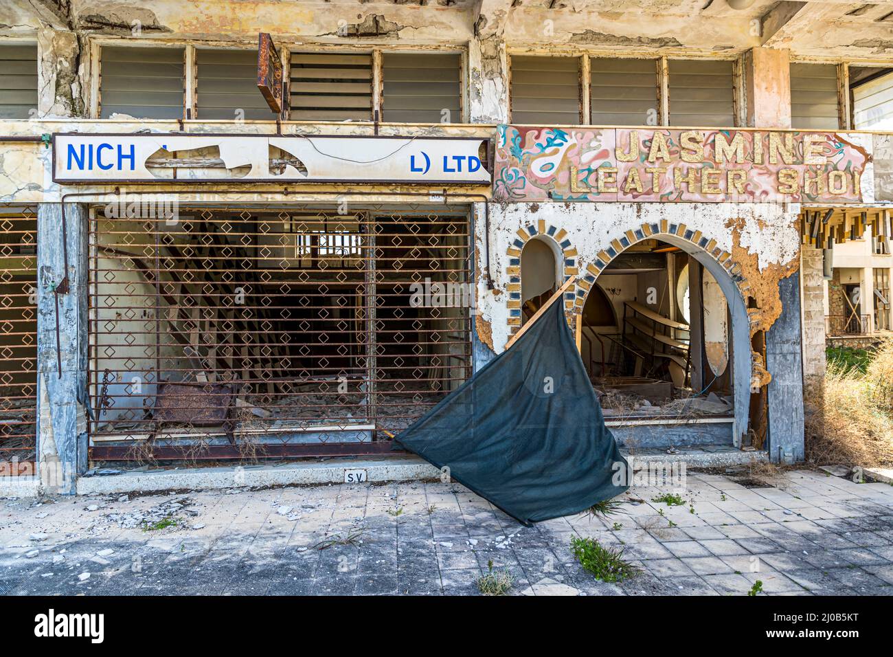 Le district de Varosha (Kapalı Maraş) à Famagusta (Chypre) a été entre 1970 et 1974 l'une des destinations touristiques les plus populaires dans le monde. Ses habitants chypriotes grecs se sont enfuis lors de l'invasion turque de Chypre en 1974, lorsque la ville de Famagusta a été contrôlée par la Turquie. Il est resté abandonné depuis et les bâtiments ont cessé de se départir. Banque D'Images