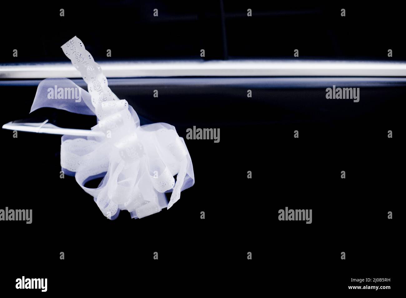 Noeud de dentelle de mariage sur la porte de voiture de mariage de limousine Banque D'Images