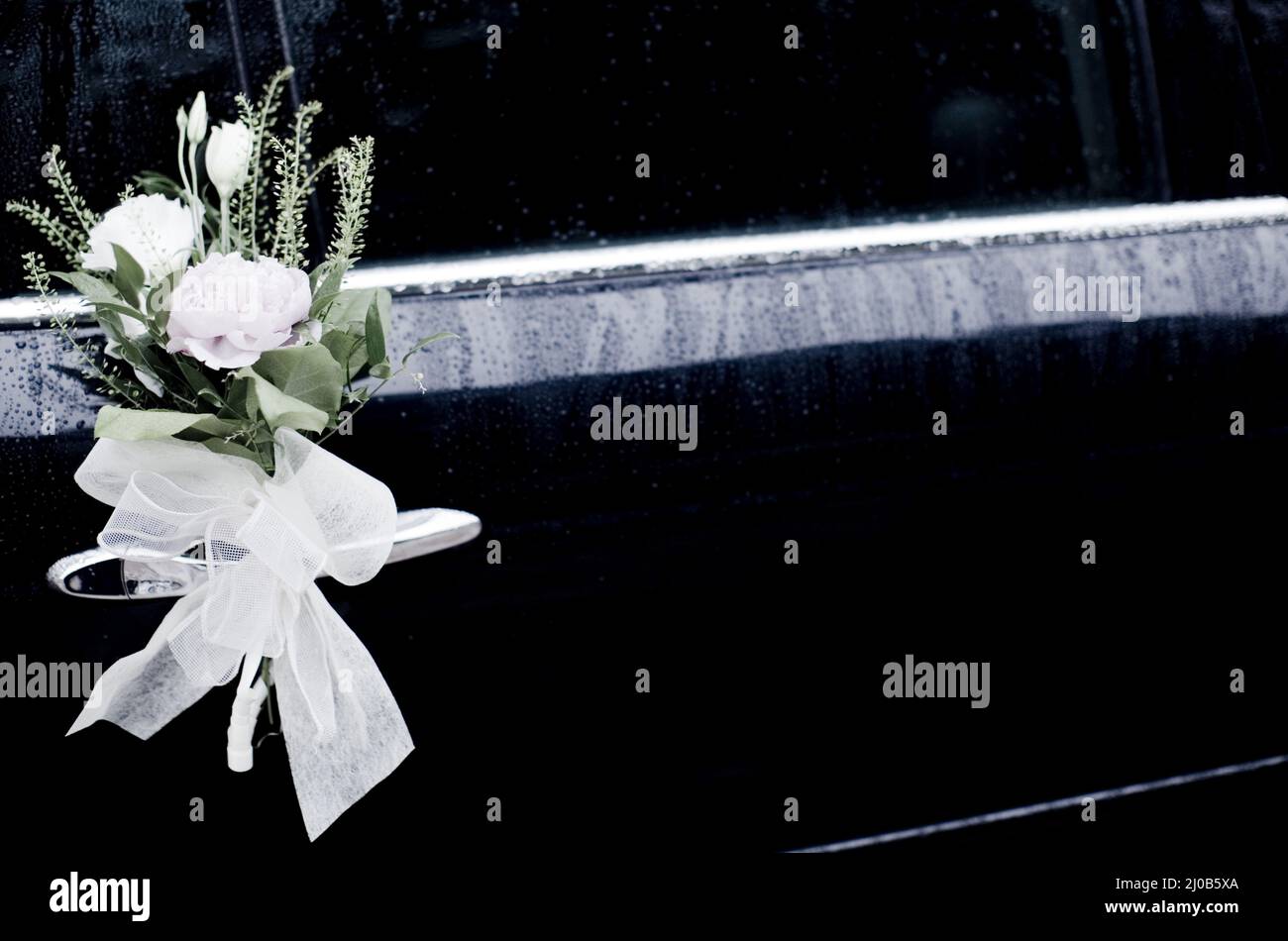 Mariage dentelle noeud et fleurs mariage porte de voiture Banque D'Images