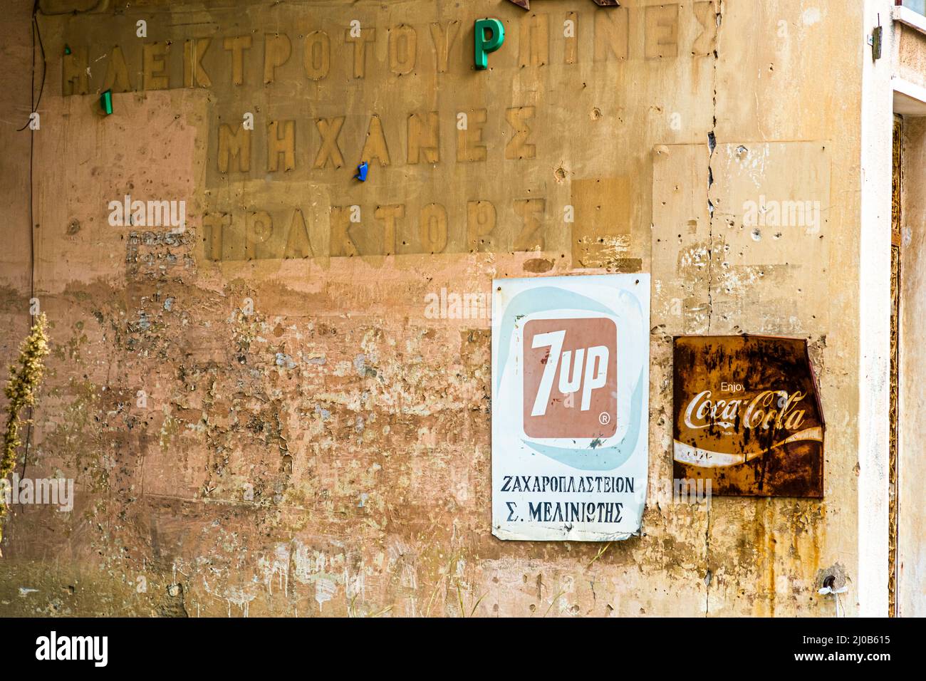 7UP, Coca Cola et script grec. Les Chypriotes grecs ont commencé à construire la Varosia en tant que banlieue de Famagusta au début de 1950s. Le district de Varosha (Kapalı Maraş) à Famagusta (Chypre) a été entre 1970 et 1974 l'une des destinations touristiques les plus populaires dans le monde. Ses habitants chypriotes grecs se sont enfuis lors de l'invasion turque de Chypre en 1974, lorsque la ville de Famagusta a été contrôlée par la Turquie. Il est resté abandonné depuis et les bâtiments ont cessé de se départir. Banque D'Images