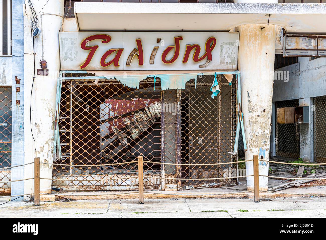Le district de Varosha (Kapalı Maraş) à Famagusta (Chypre) a été entre 1970 et 1974 l'une des destinations touristiques les plus populaires dans le monde. Ses habitants chypriotes grecs se sont enfuis lors de l'invasion turque de Chypre en 1974, lorsque la ville de Famagusta a été contrôlée par la Turquie. Il est resté abandonné depuis et les bâtiments ont cessé de se départir. Banque D'Images