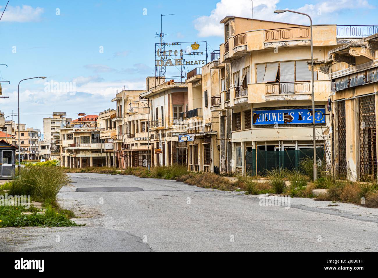 Le quartier de Varosha (Kapalı Maraş) à Famagouste (Chypre) était entre 1970 et 1974 l'une des destinations touristiques les plus populaires dans le monde. Ses habitants chypriotes grecs ont fui lors de l'invasion turque de Chypre en 1974, lorsque la ville de Famagouste est passée sous contrôle turc. Il est resté abandonné depuis et les bâtiments se sont dégradés. La plupart des habitants d'origine de Varosha (et leurs descendants directs) vivent maintenant au sud de la zone tampon des Nations Unies à Chypre. Ces familles sont toujours les propriétaires légaux des propriétés à Varosha, mais tant que la ville est combattue, elles ne peuvent pas la récupérer. En plus, beaucoup Banque D'Images