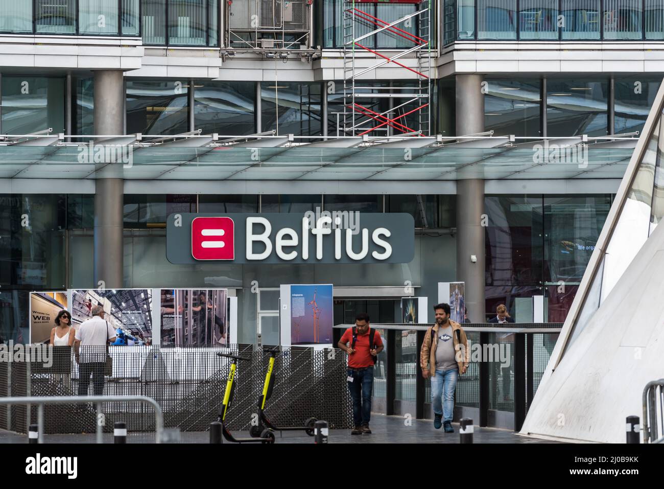 Saint-Josse, Bruxelles région de la capitale - Belgique - 03 10 2020, les employés et les piétons de la compagnie bancaire Belfius vont travailler Banque D'Images