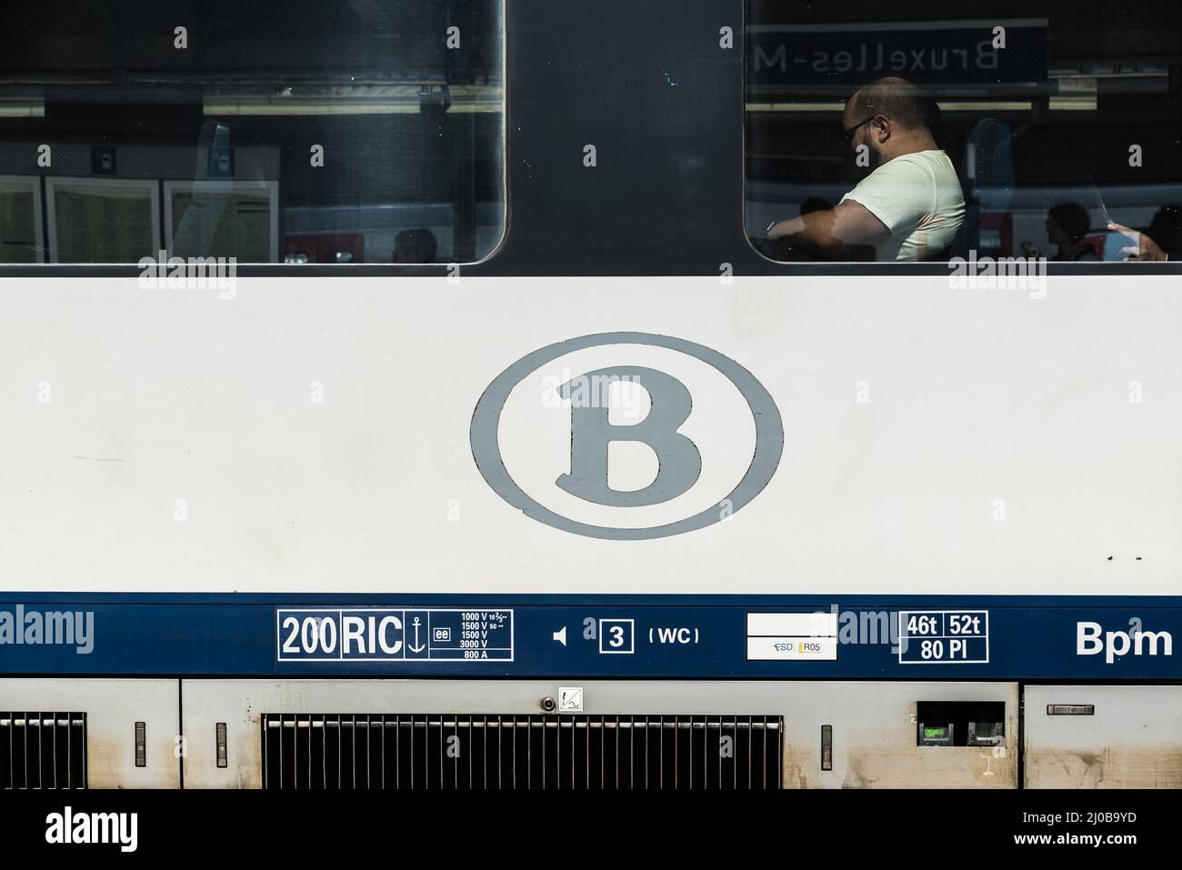 Saint Gilles, Bruxelles, Belgique - 08 14 2019 : gros plan d'un train local dans la gare Banque D'Images