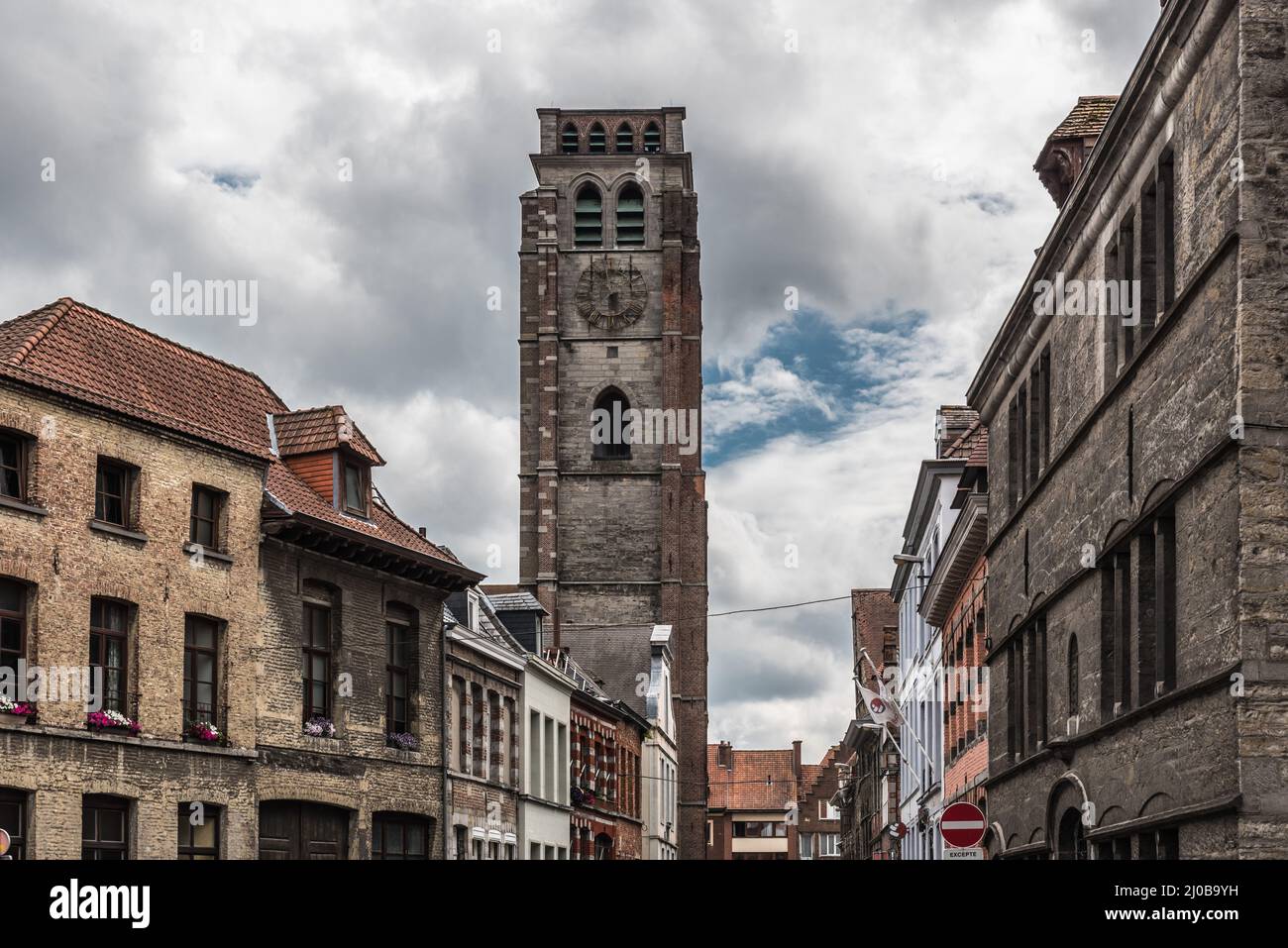 Tournai Doornik, région wallonne Belgique - 08 14 2019: Façades de bâtiments résidentiels et commerciaux de la vieille ville avec la tour de la Saint Brice c Banque D'Images