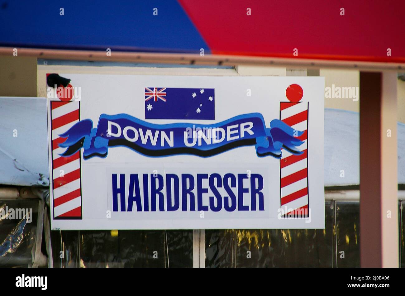 Panneau à l'extérieur de la boutique du coiffeur « Dwn Under » de la Gold Coast, Queensland, Australie. Amusant et patriotique. Hiver 2011. Banque D'Images