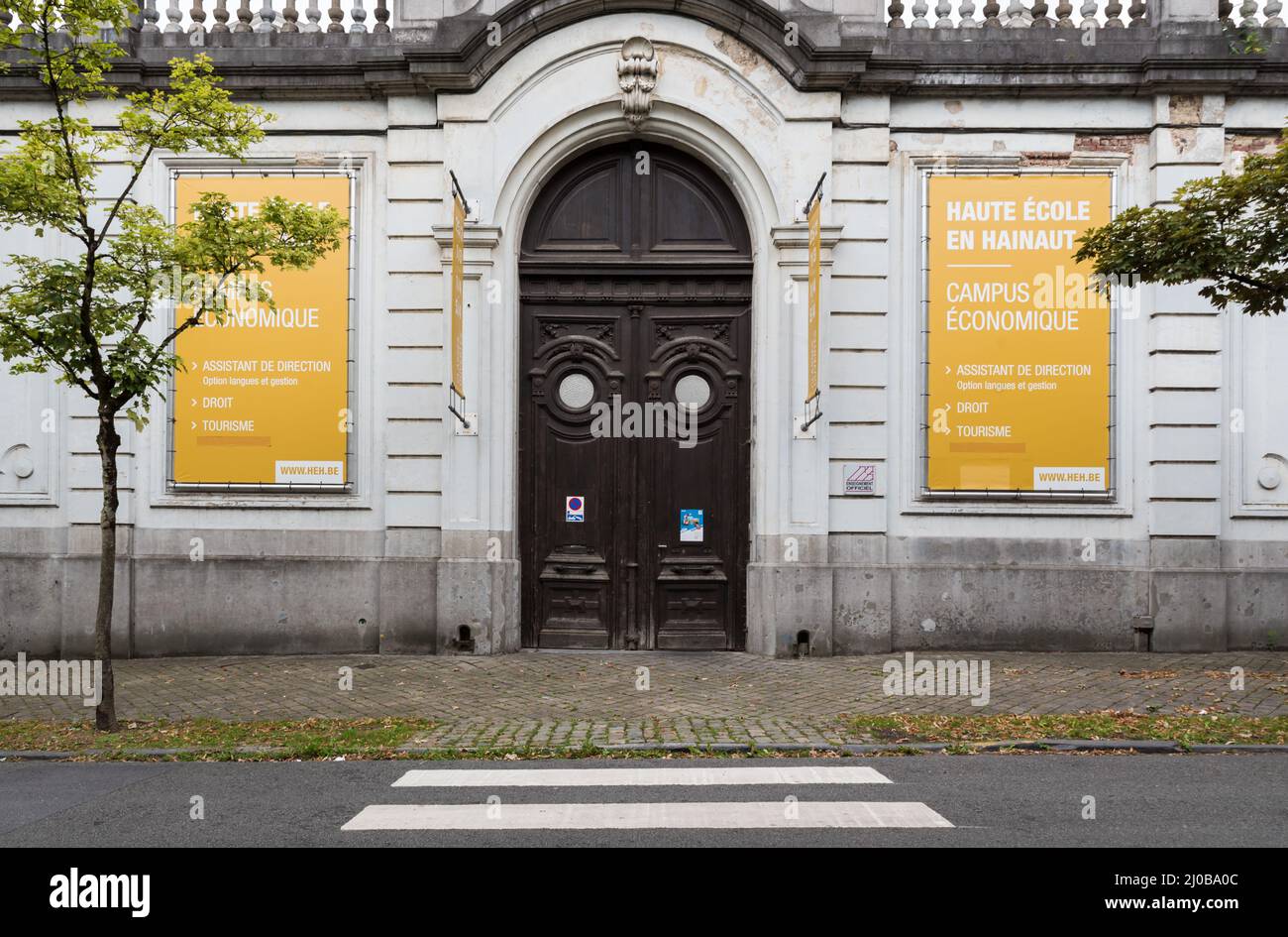 Tournai Doornik, région wallonne - Belgique - 08 14 2019 façade du Collège d'éducation économique Banque D'Images