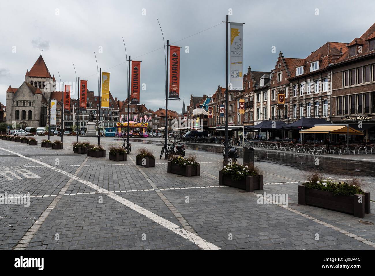 Tournai Doornik, région wallonne - Belgique - 08 14 2019 vue sur la Grand-place de Tournai, la place principale du marché avec le pavé et la fontaine af Banque D'Images