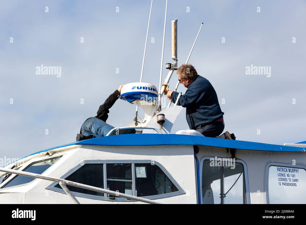 Installation du radar marin Furuno sur un petit bateau touristique Banque D'Images