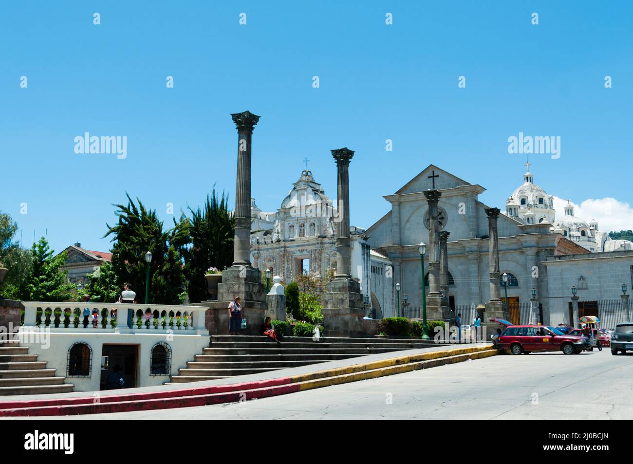 La Grande et vaste Église sous un ciel bleu sans nuages Banque D'Images