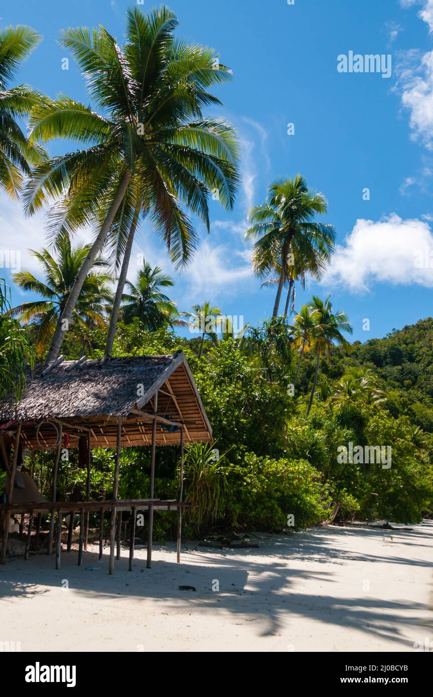 Nipa Hut sur pilotis à une belle plage de sable blanc en face de l'océan Banque D'Images