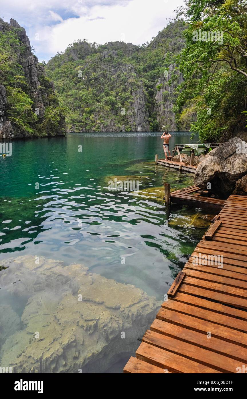 Très propre et claire de l'eau du lac lagon à côté d'un chemin en bois Banque D'Images