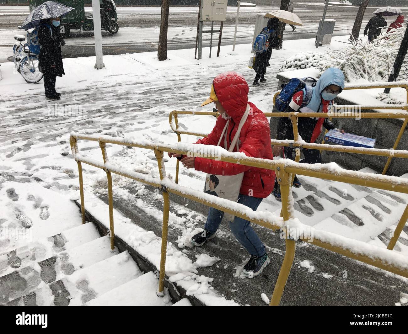 Pékin, Pékin, Chine. 18th mars 2022. À 18 h 00, le 17 mars, l'Observatoire météorologique central a continué à émettre un avertissement de blizzard bleu. On s'attend à ce que de 20:00 le 17th au 20:00 le 18th, il y ait de la neige épaisse et des blizzards locaux (10-16 mm) dans certaines parties du nord-ouest du Xinjiang, du centre et du sud de la Mongolie intérieure, du nord-est du Shanxi, du nord-ouest du Hebei et du nord de Beijing. La nouvelle profondeur de neige dans les zones susmentionnées est de 3 à 8 cm et la surface locale peut dépasser 12 cm. Le 18 mars, la zone urbaine de Beijing a accueilli les chutes de neige. (Credit image: © SIPA Asia via ZUMA Press Banque D'Images