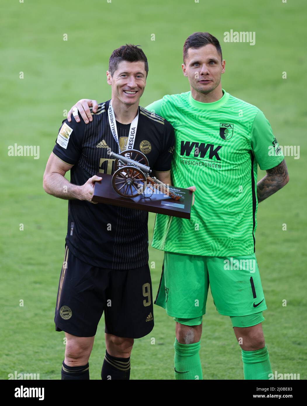 Robert Lewandowski FC Bayern MŸnchen mit TorjŠgerkanone fŸr seine 41 Sasiontreffer Rafat Gikiewicz FC Augsburg FC Bayern Muenchen - FC Augsburg Alllianz Arena 22.5.2021 34. Spieltag Fussball Bundesliga saison 2020 / 2021 © diebilderwelt / Alamy stock Banque D'Images