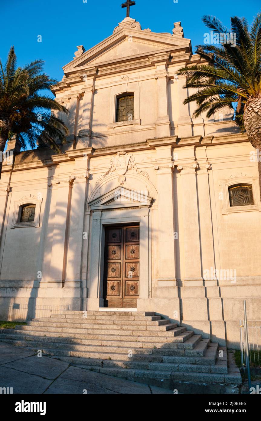 Entrée avec porte et escaliers de l'église en pierre italienne Banque D'Images