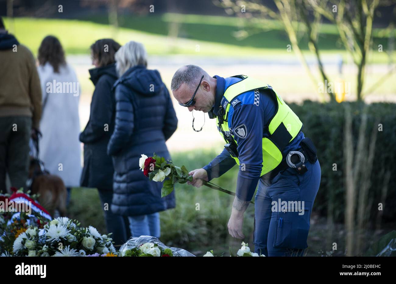 UTRECHT - Utrecht herdenkt de tramaanslag porte Gokmen T. van drie jaar geleden, waarbij vier mensen overleden. De afgelopen twee herdenkingen waren kleinschalig porte de coronamaatregelen. Dit jaar mag er publiek bij zijn. ANP JEROEN JUMELET Banque D'Images