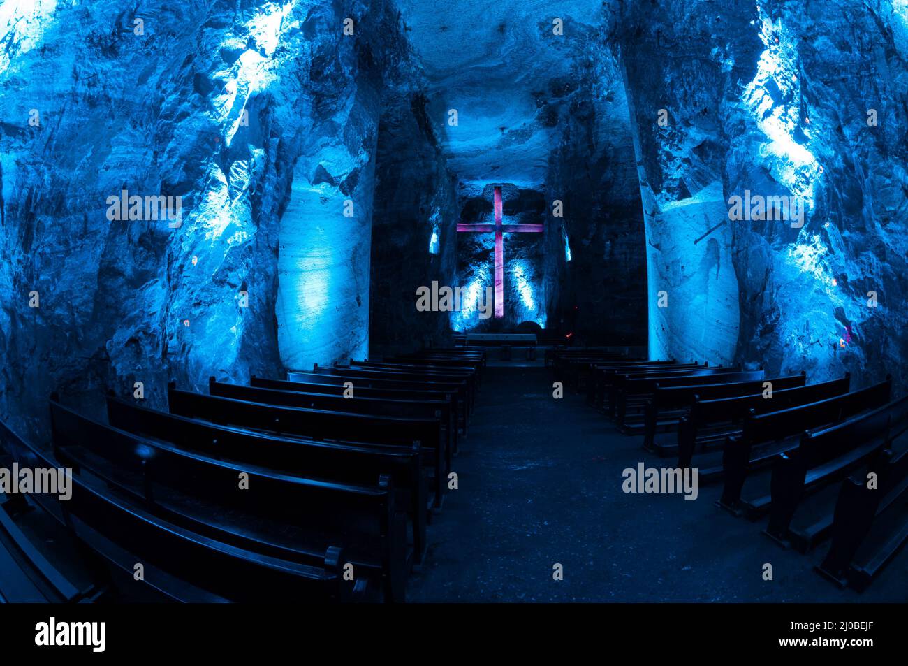 Cathédrale de sel de Zipaquirá souterrain pièce principale avec grande croix et de bancs dans la lumière bleue Banque D'Images