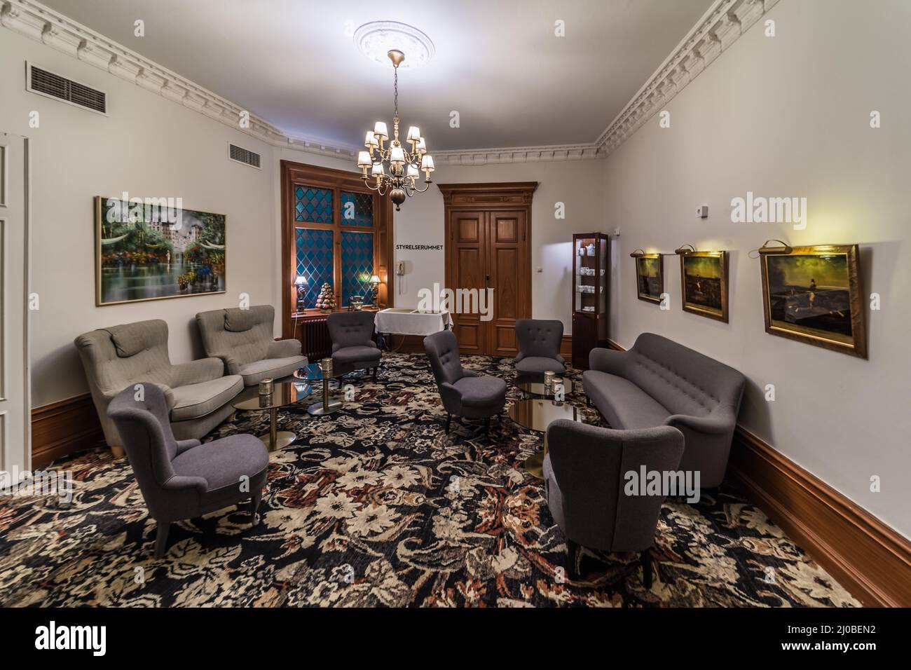 Sundsvall, Comté de Vastnorrland - 08 02 2019 décoration intérieure d'une salle du hall d'hôtel avec un canapé et une cheminée vintage Banque D'Images