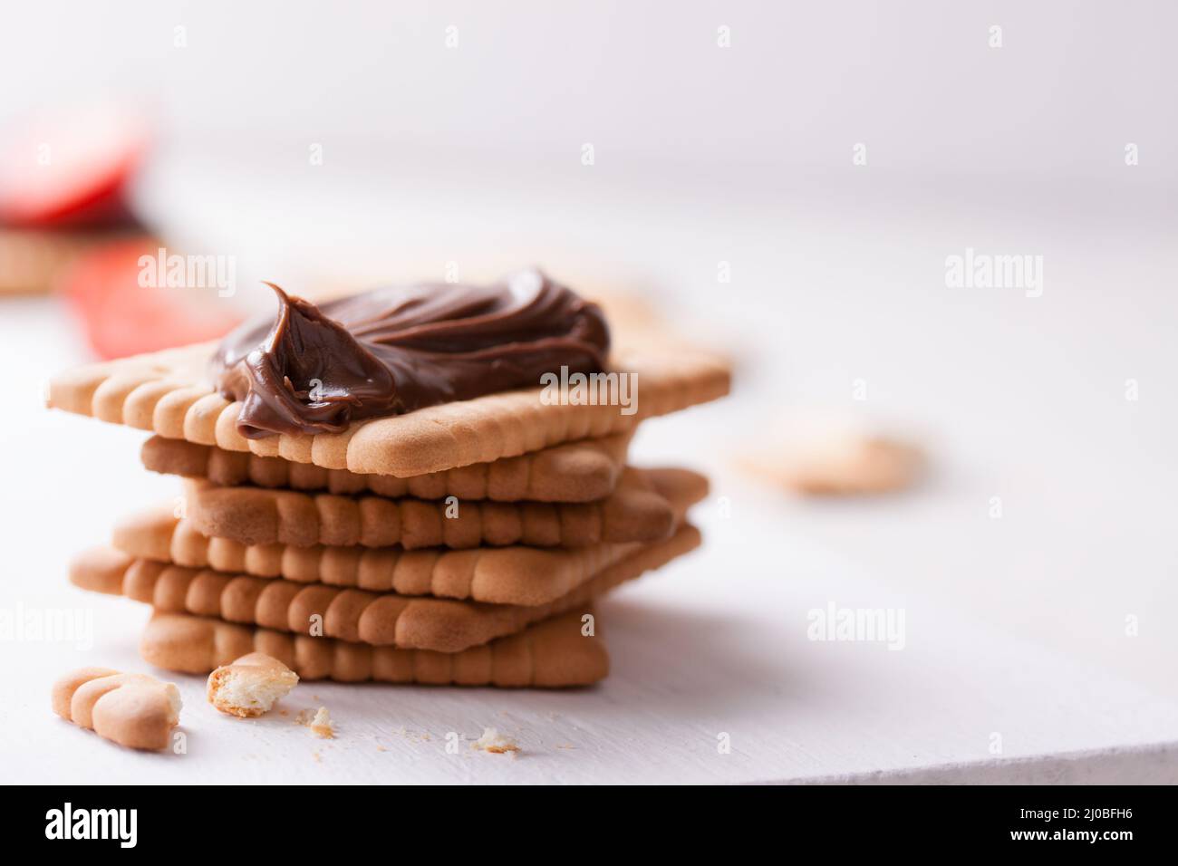 Crème de nougat douce au chocolat sur des biscuits sur une assiette blanche avec espace pour les copies Banque D'Images
