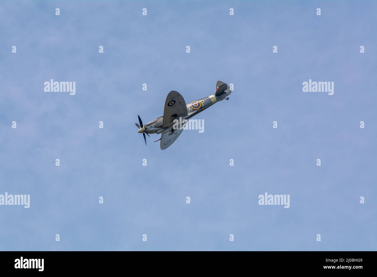 Headcorn, Kent, Royaume-Uni - juillet 1st 2018 Spitfire avec Merlin Engine vole et se produit en spectacle aérien au-dessus de Kent. Banque D'Images