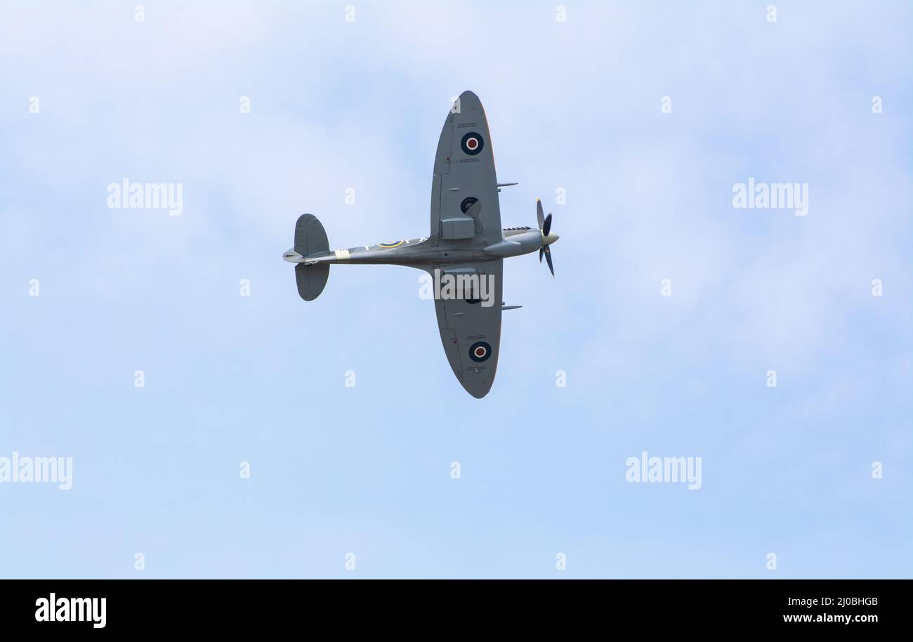 Headcorn, Kent, Royaume-Uni - juillet 1st 2018 Spitfire avec Merlin Engine vole et se produit en spectacle aérien au-dessus de Kent. Banque D'Images
