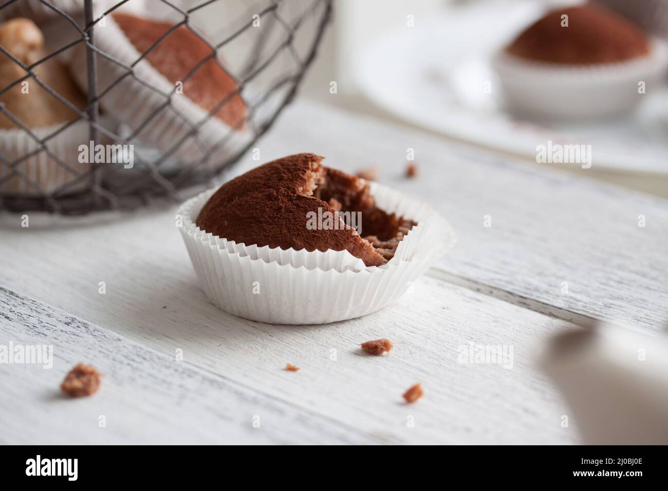 Muffins à la farine d'épeautre et au cacao dans une boîte en bois sur une table Banque D'Images