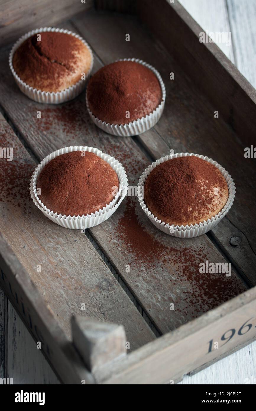 Muffins à la farine d'épeautre et au cacao dans une boîte en bois sur une table Banque D'Images