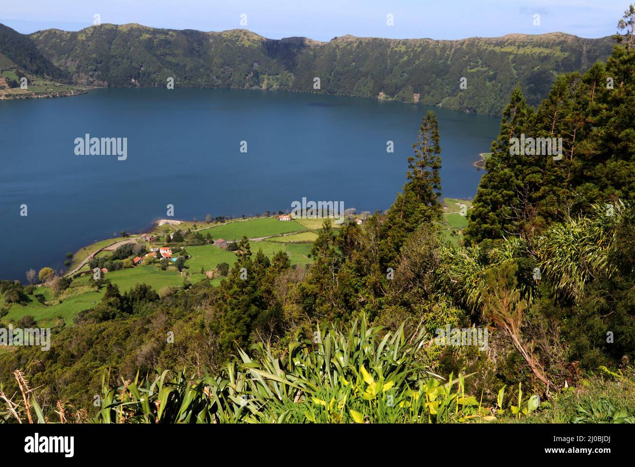 Cratère de Céte Cidades avec Lagoa Azul, île de Sao Miguel, Açores Banque D'Images