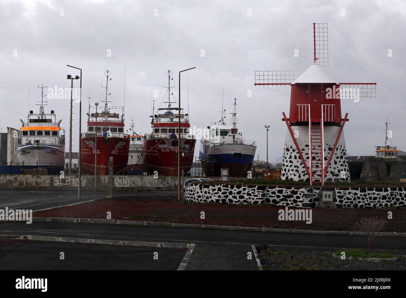 Thoniers et moulin à vent à Madalena habour, île de Pico, Açores Banque D'Images