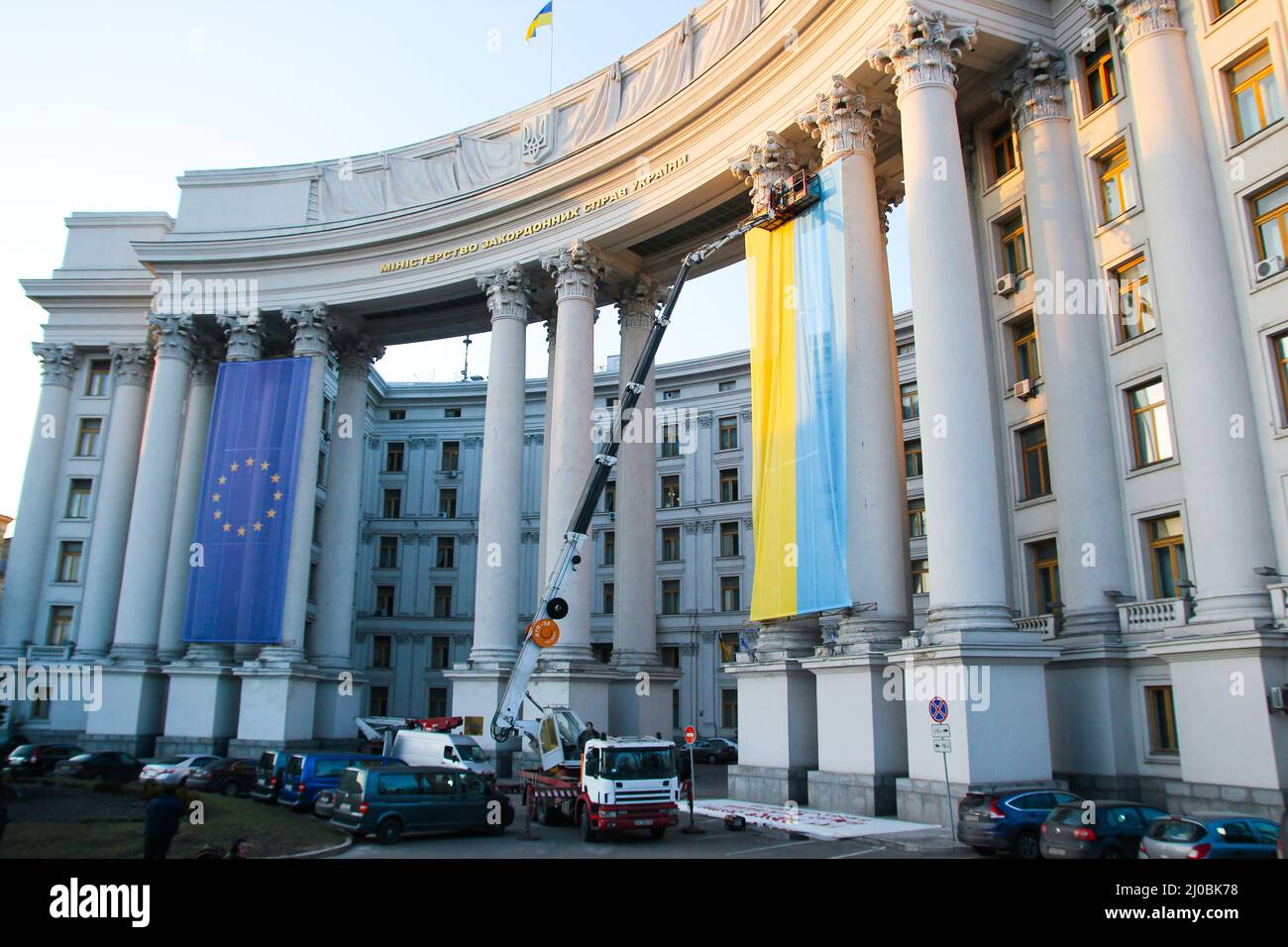 Kiev, Ukraine - d'énormes drapeaux de l'UE et de l'Ukraine sur le bâtiment du Parlement ukrainien. Photo de haute qualité Banque D'Images