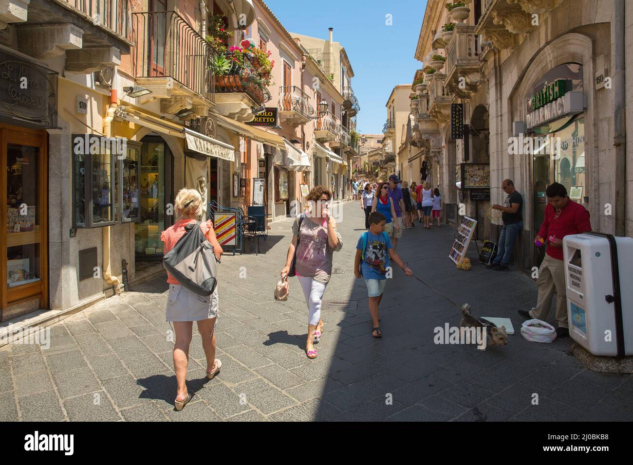 TAORMINA, ITALIE - 2 juillet 2015: Touristes marchant près de la Tour de l'horloge à Taormina, Sicile Banque D'Images