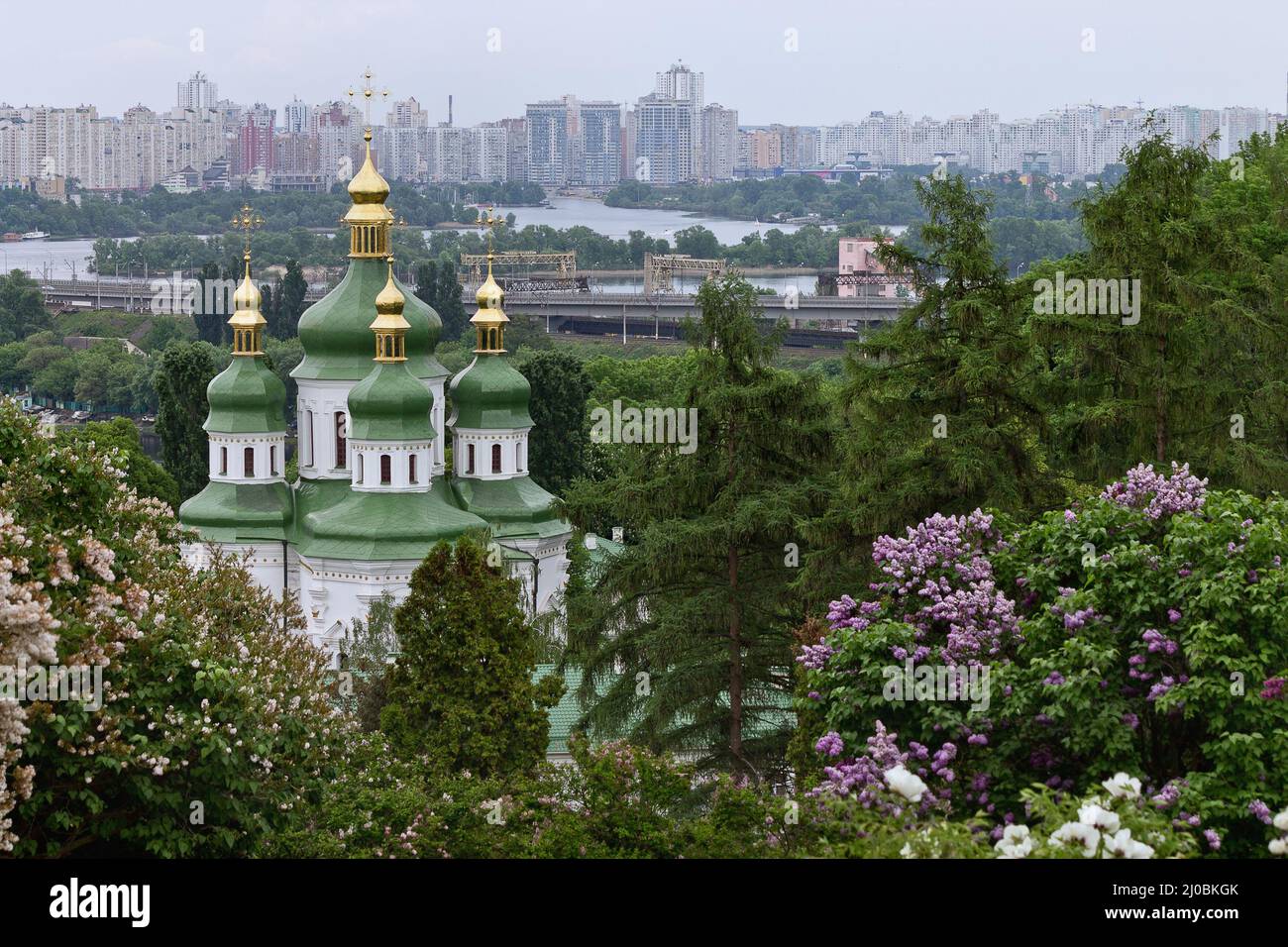 Paysage urbain avec un jardin fleuri et le monastère de Vydubychi à Kiev Banque D'Images