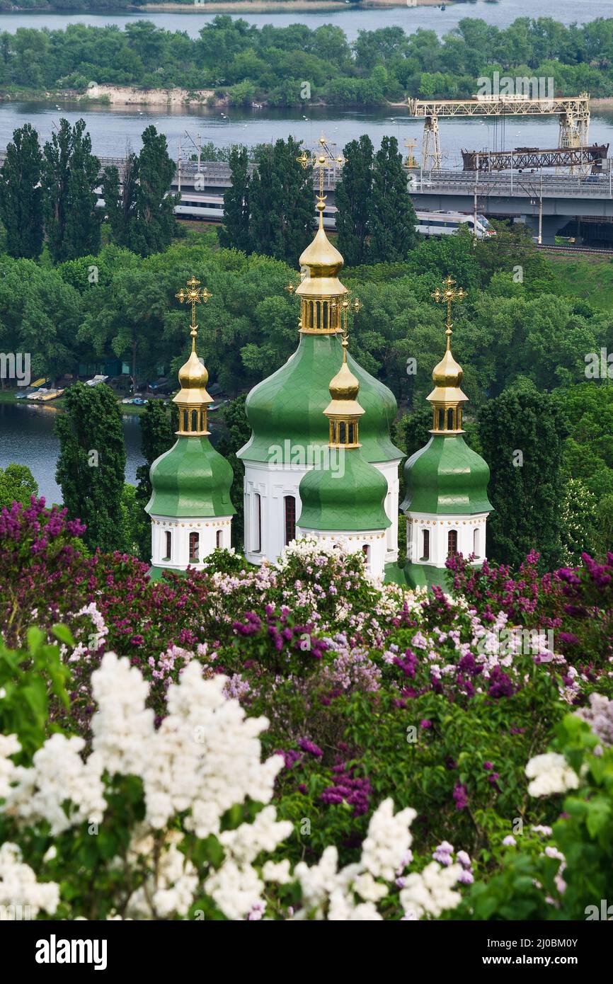 Image verticale avec le monastère de Vydubychi parmi les lilas fleuris à Kiev Banque D'Images