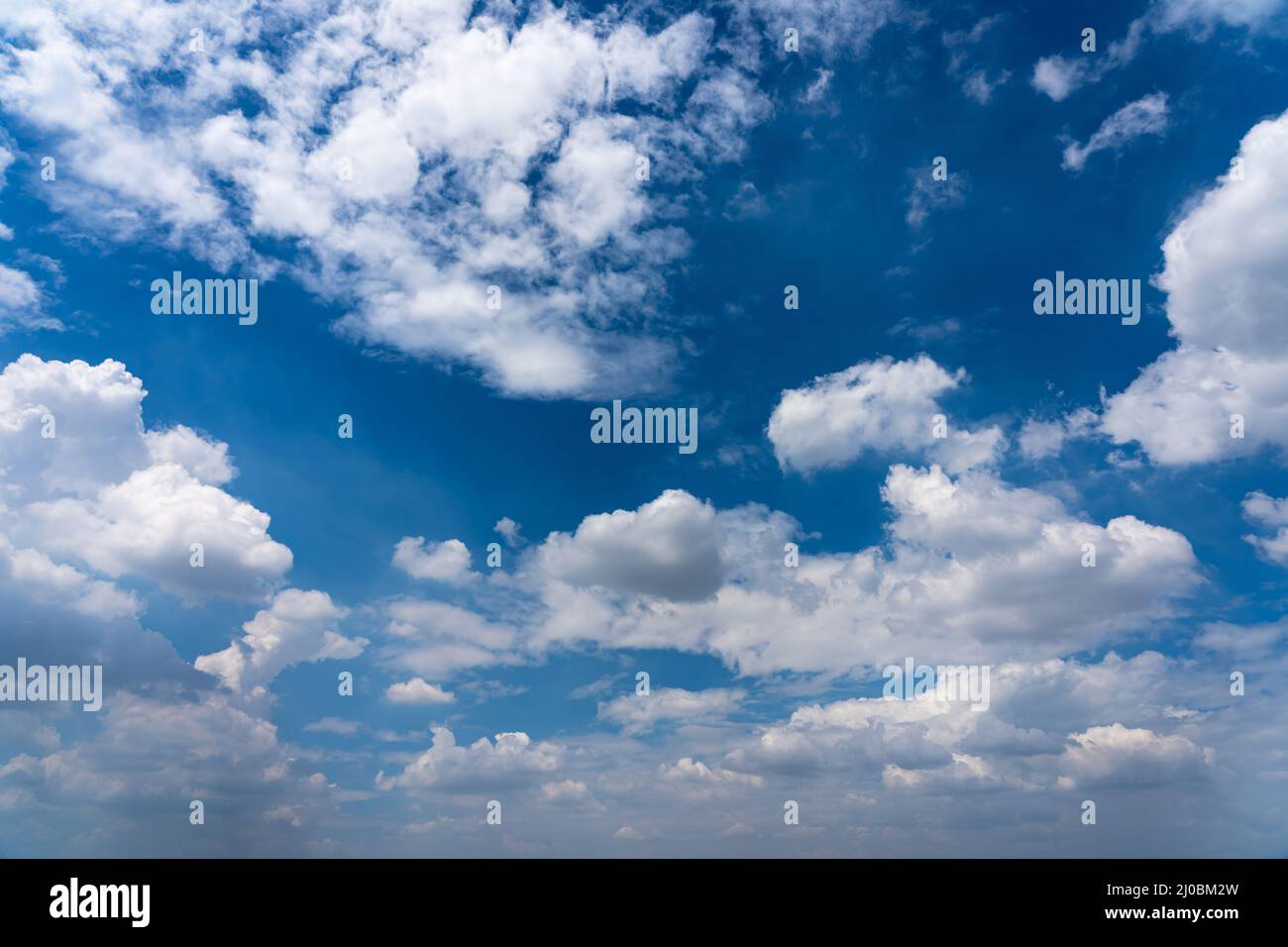Fond bleu ciel avec des nuages blancs flottant Banque D'Images
