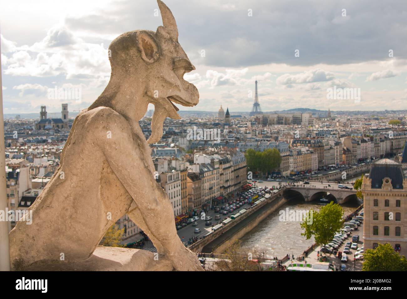 Gargoyle sur la Cathédrale notre Dame et la ville de Paris gros plan, France Banque D'Images