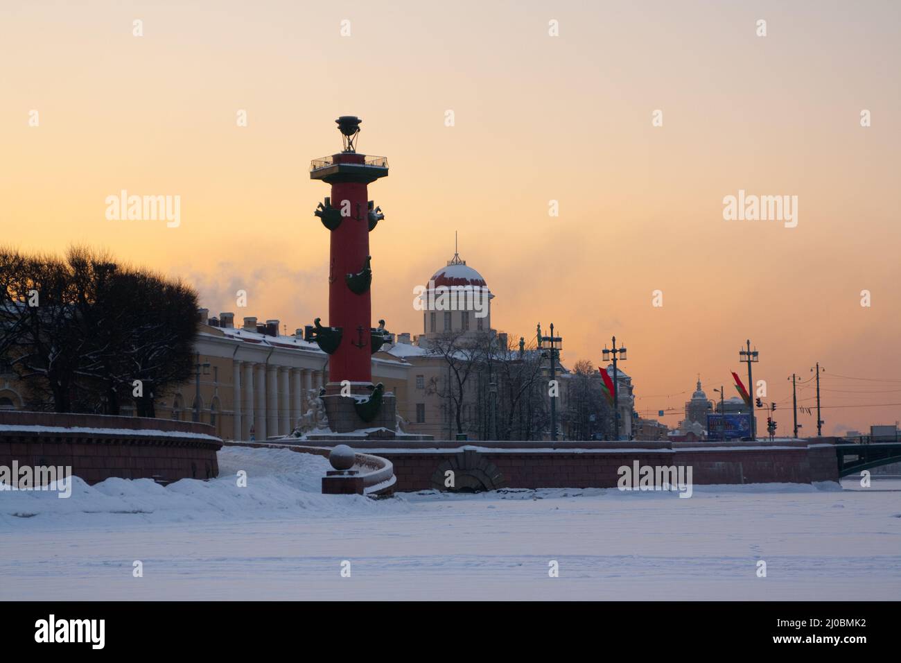Russie. Saint-Pétersbourg. Hiver. Colonne rostrale et curiosités au coucher du soleil Banque D'Images