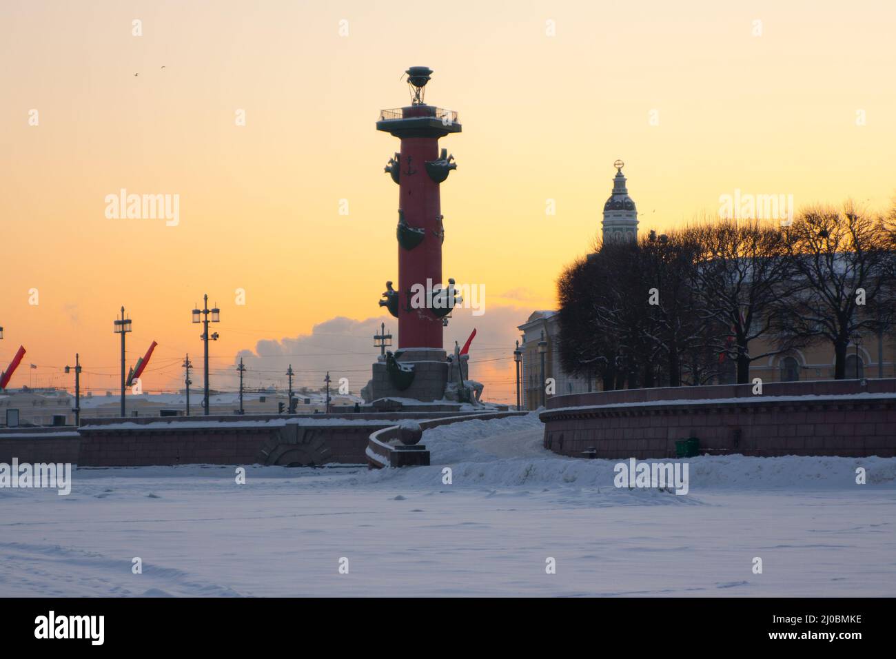 Russie. Saint-Pétersbourg. Hiver. Colonne rostrale et curiosités au coucher du soleil Banque D'Images