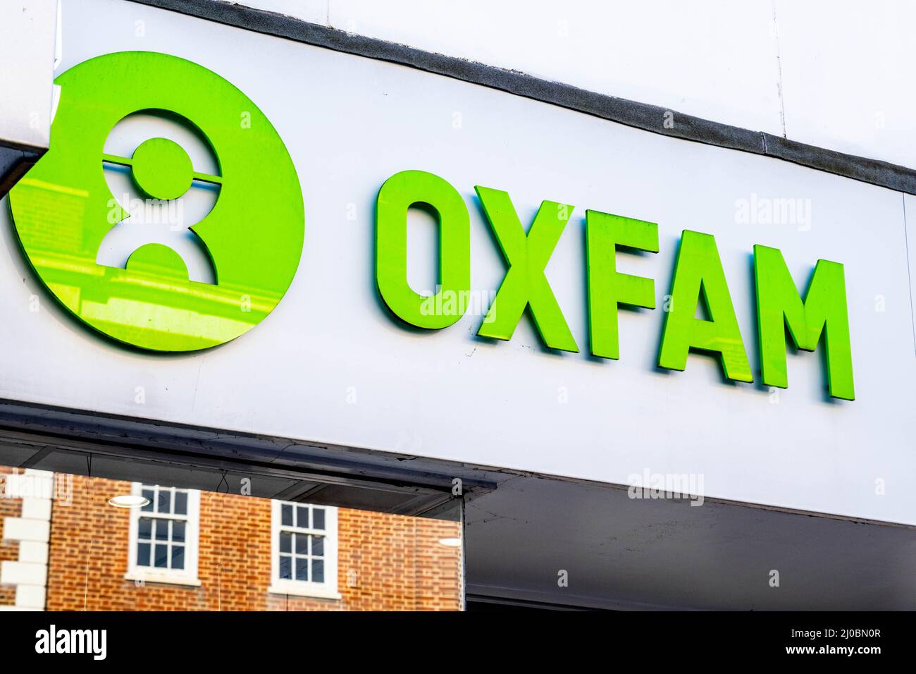 Epsom Surrey Londres, Royaume-Uni, mars 17 2022, Oxfam Charity Organisation High Street Shop logo and Sign Banque D'Images