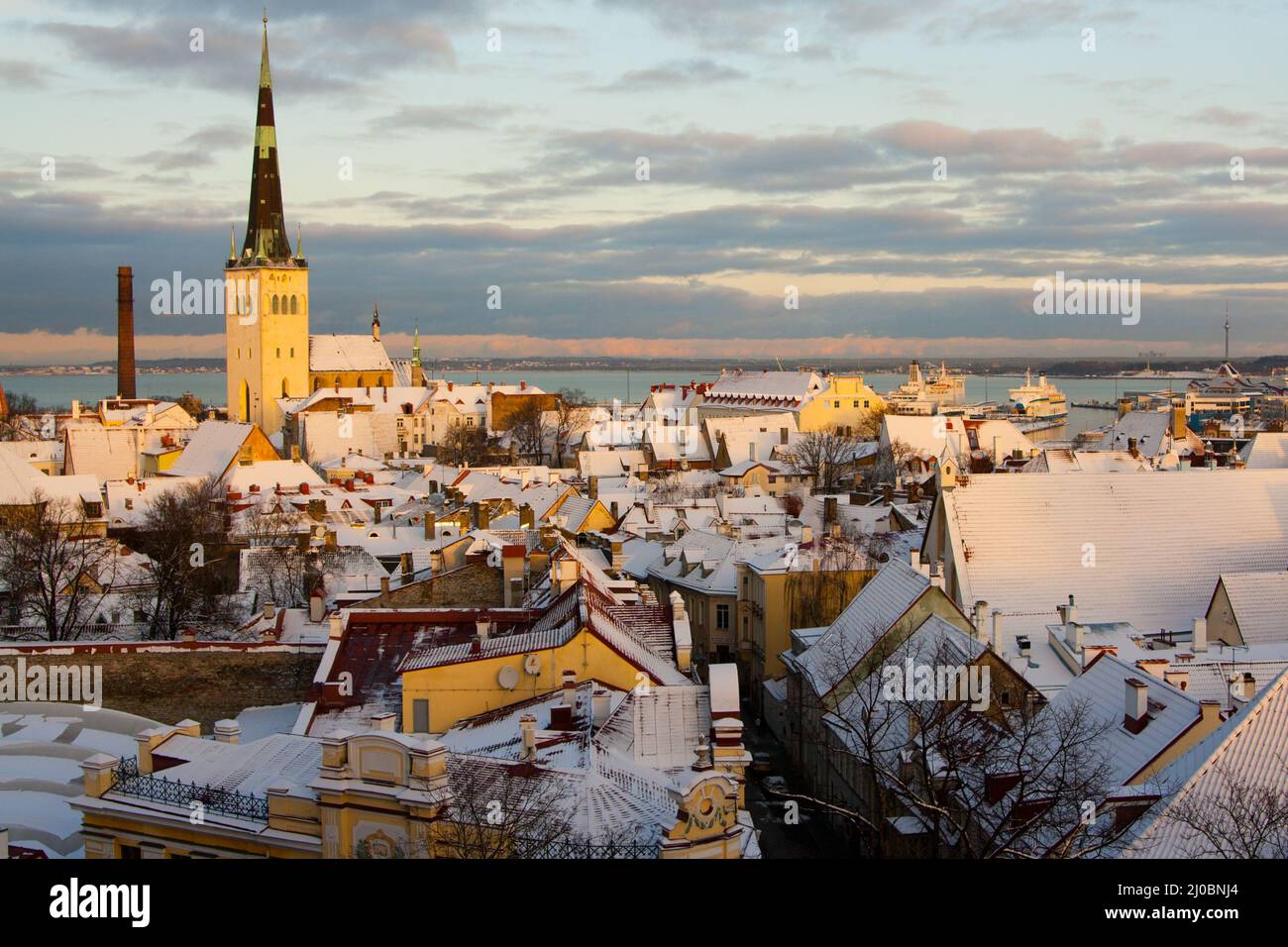 Vue en soirée sur Tallinn à la Saint-Sylvestre, Estonie Banque D'Images