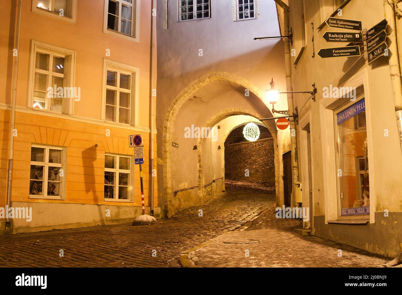 Vue nocturne de Tallinn le jour de l'an, Estonie Banque D'Images