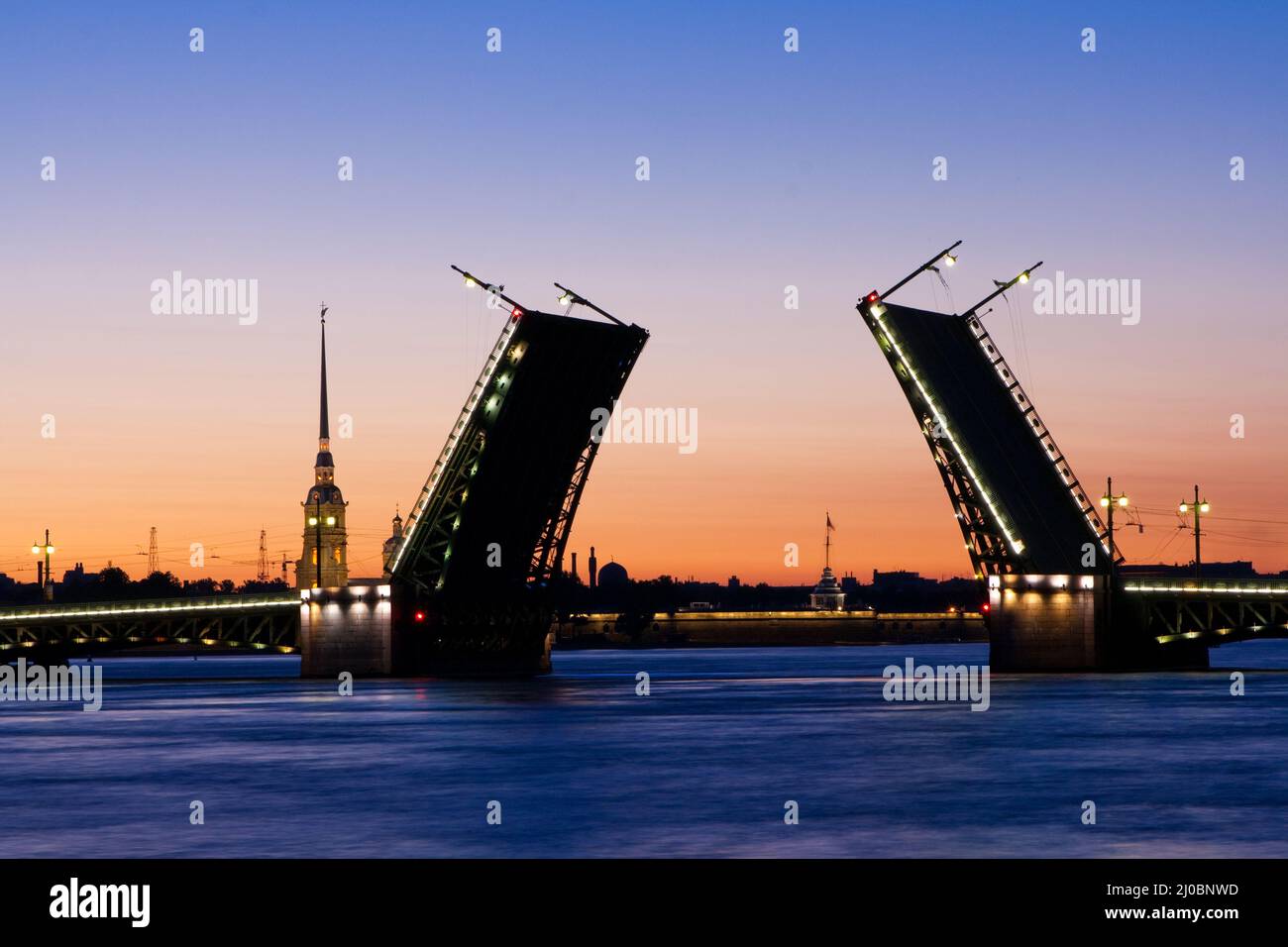 Pont du Palais divorcé pendant les nuits blanches vue sur la Cathédrale Pierre et Paul (forteresse Petropavlovskaya), Saint-Pétersbourg, Ru Banque D'Images
