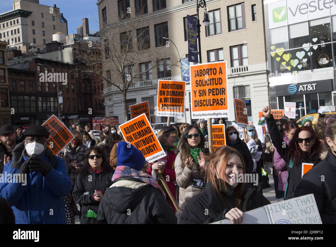 Les femmes et les hommes se réunissent à l'occasion de la Journée internationale de la femme à Union Square pour protester, se rassembler et marcher contre l'attaque généralisée contre le droit des femmes à l'avortement aux États-Unis qui bloque le contrôle de leur propre corps. New York. Banque D'Images