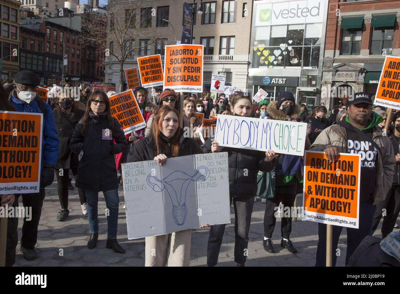 Les femmes et les hommes se réunissent à l'occasion de la Journée internationale de la femme à Union Square pour protester, se rassembler et marcher contre l'attaque généralisée contre le droit des femmes à l'avortement aux États-Unis qui bloque le contrôle de leur propre corps. New York. Banque D'Images