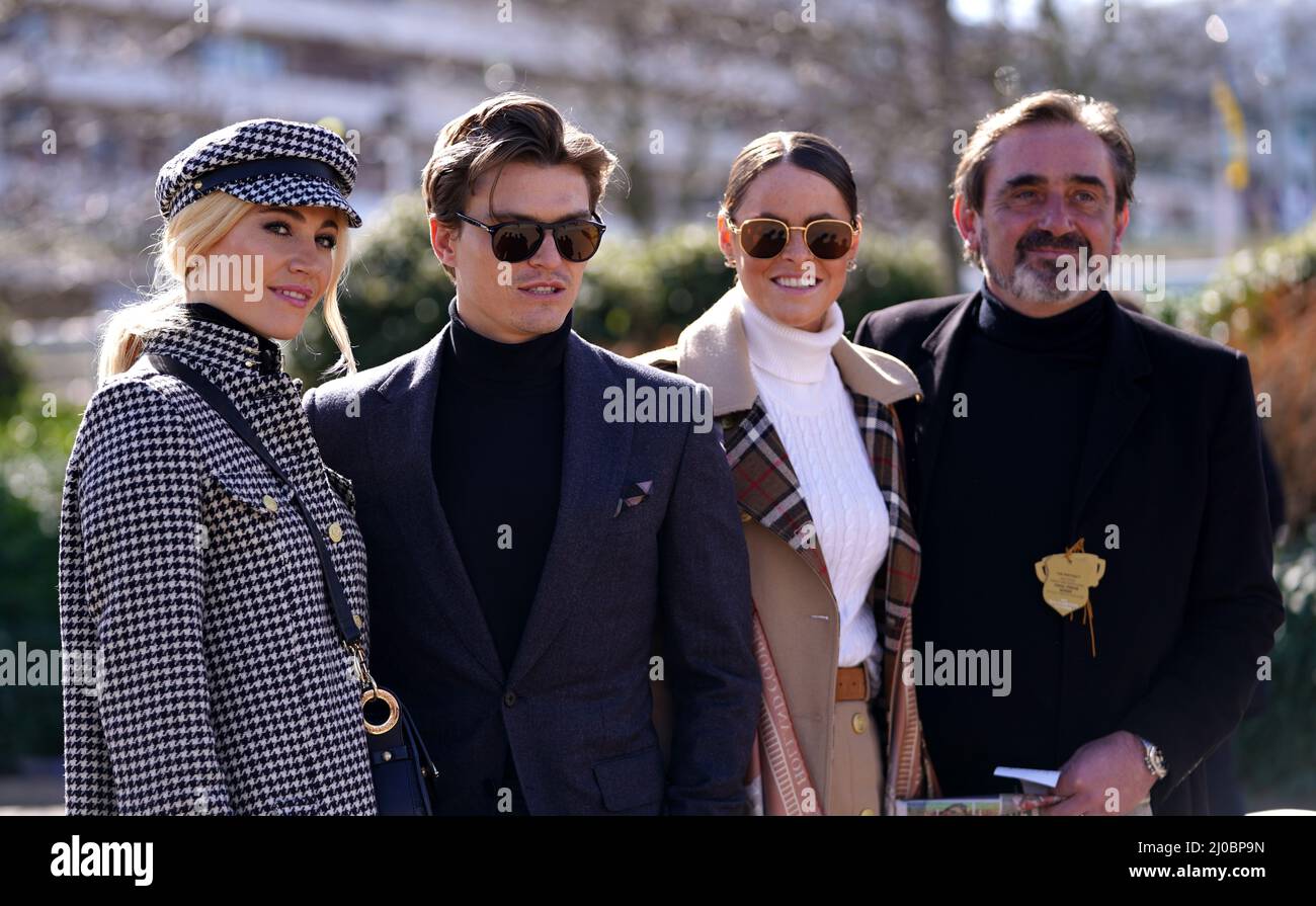 Pixie Lott (à gauche) avec son mari Oliver Cheshire (deuxième à gauche) à côté de Jade Holland Cooper (deuxième à droite) et son mari Julian Dunkerton pendant le quatrième jour du Cheltenham Festival à l'hippodrome de Cheltenham. Date de la photo : vendredi 18 mars 2022. Banque D'Images