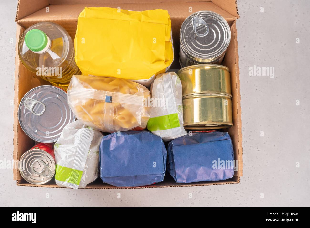 Boîte de dons avec nourriture. Aide humanitaire. Banque D'Images