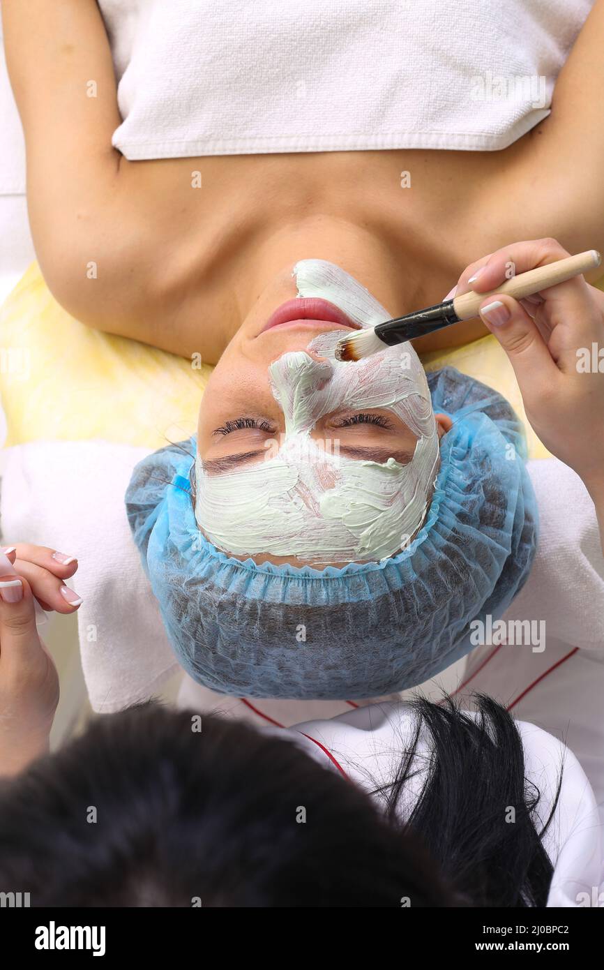 Femme avec de l'argile masque du visage dans un institut de beauté. Banque D'Images