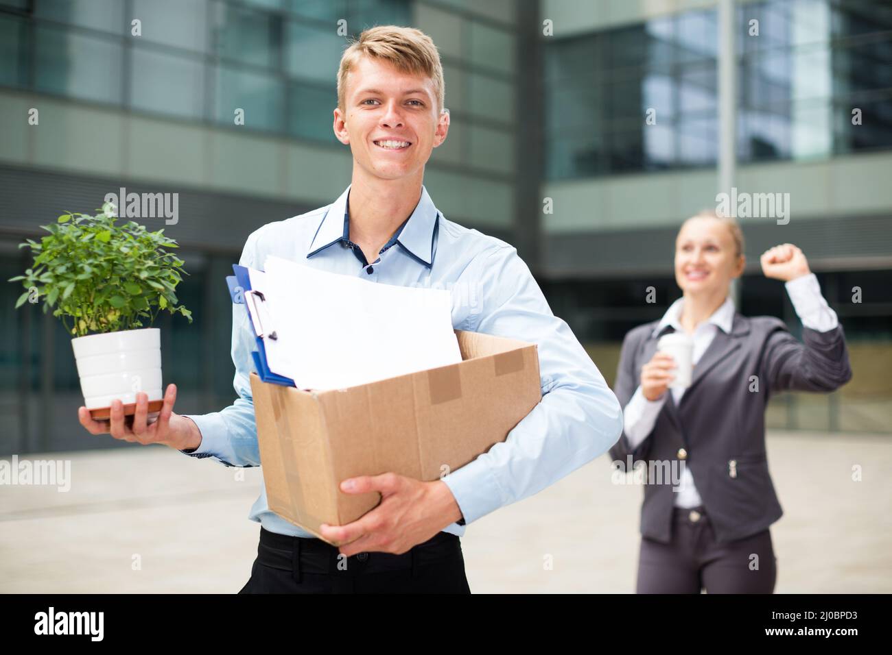 La boss femme souhaite bonne chance à un employé de bureau Banque D'Images