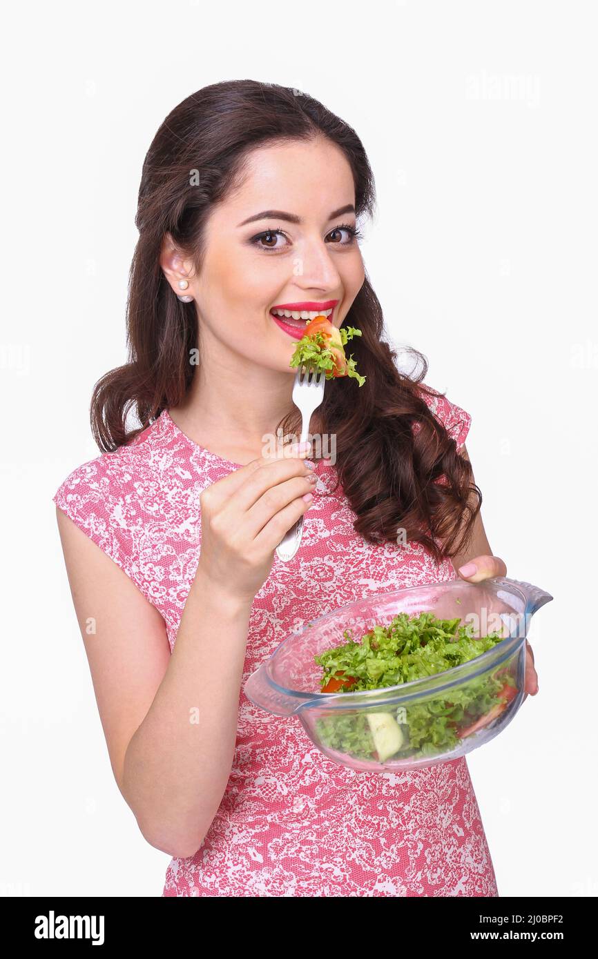 Concept d'alimentation saine. Couper les légumes en salade. Banque D'Images