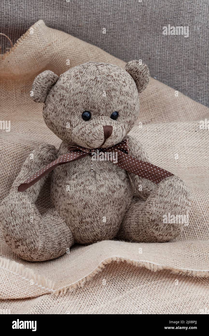 ours en peluche de style rustique sur un tissu de style hessien et rugueux Banque D'Images