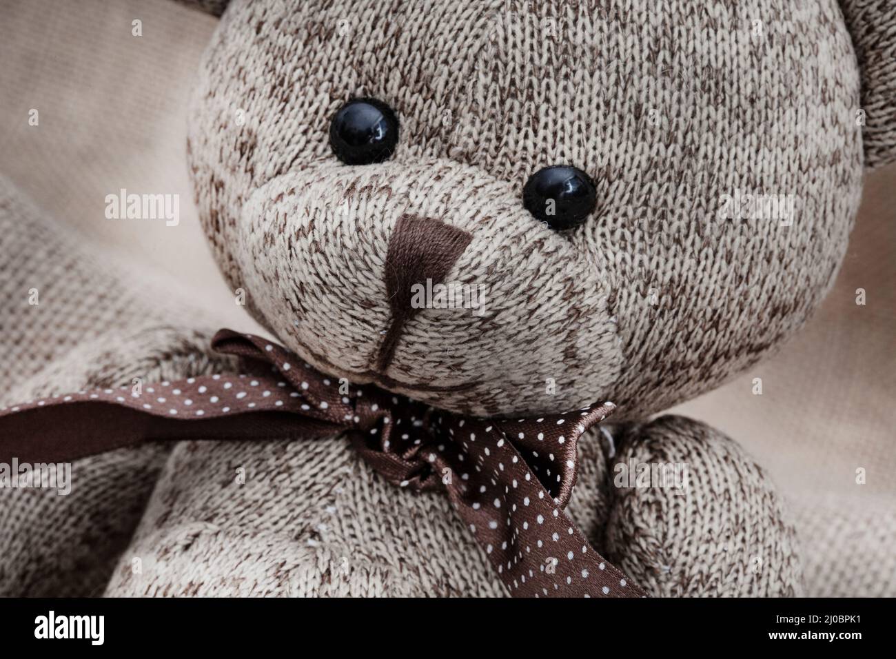 ours en peluche de style rustique sur un tissu de style hessien et rugueux Banque D'Images